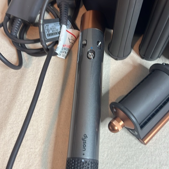 Dyson Airwrap Complete Styler Set – Nickel/Copper with Attachments & Case - Picture 2 of 7